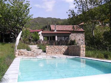 Fermecătoare, renovată autentice desprinse vila în Ardeche cu gradina mare şi piscină privată