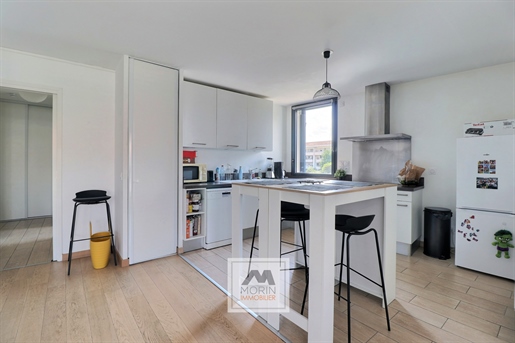Bordeaux Saint-Martial / Les Chartrons district, for sale 2 bedroom apartment with terrace and parki